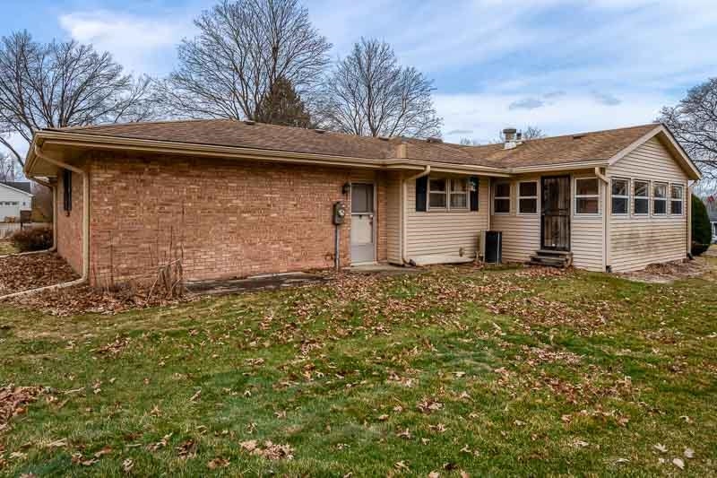 1110 Roxbury Close Rockford, IL 61107 - Photo 35 of 36 a front view of a house with a garden