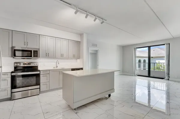 $3,250 | 250 West Hidden Valley Boulevard, Unit 2, Boca Raton, FL 33487