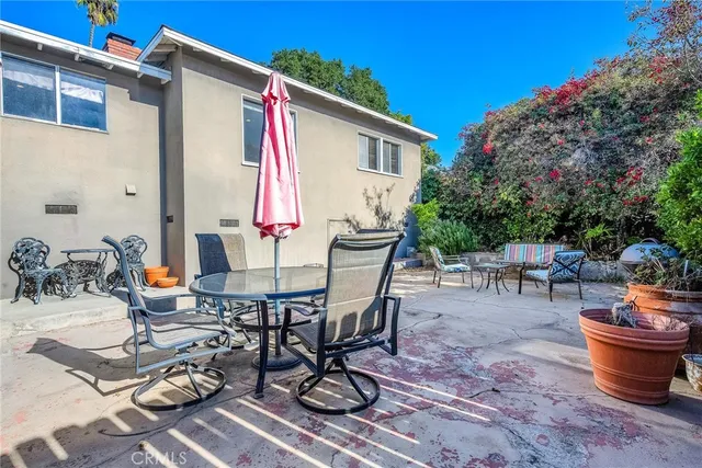 a view of a dinning table and chairs in the patio