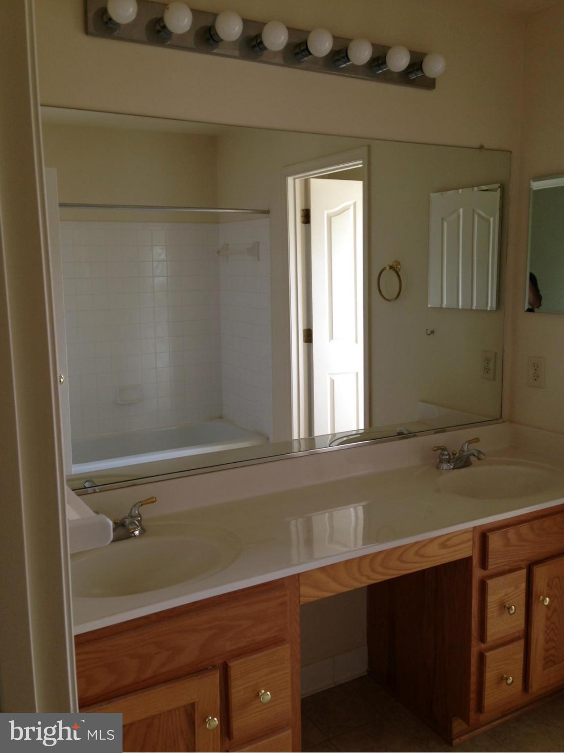 14013 Falconcrest Road Germantown, MD 20874 - Photo 12 of 26 Bath (Master)