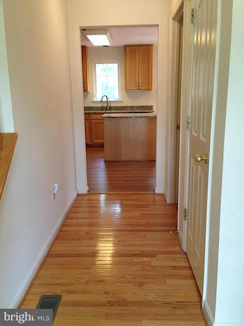 14013 Falconcrest Road Germantown, MD 20874 - Photo 3 of 26 Hallway