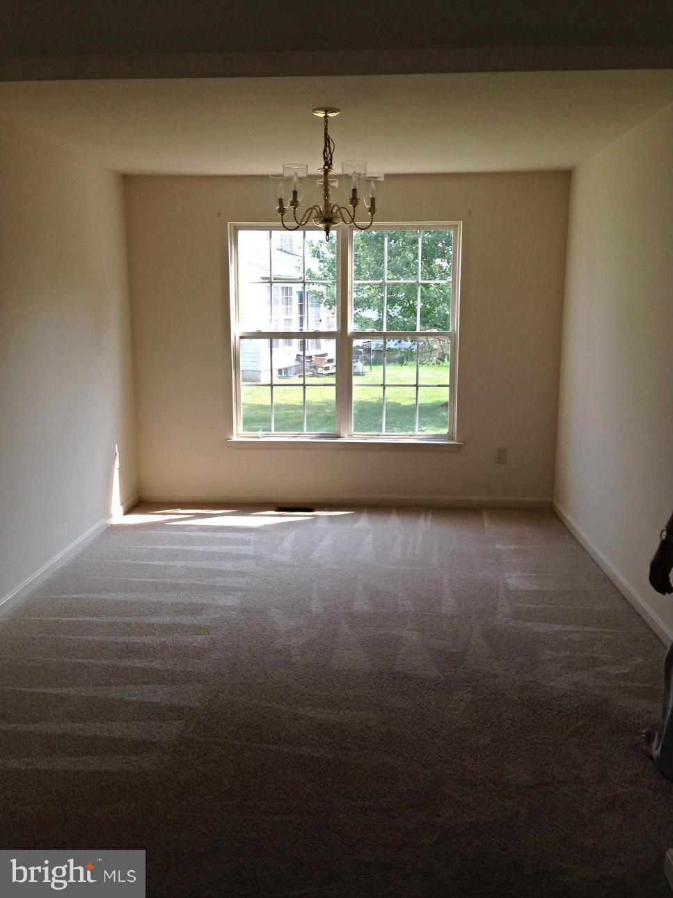 14013 Falconcrest Road Germantown, MD 20874 - Photo 8 of 26 Living Room