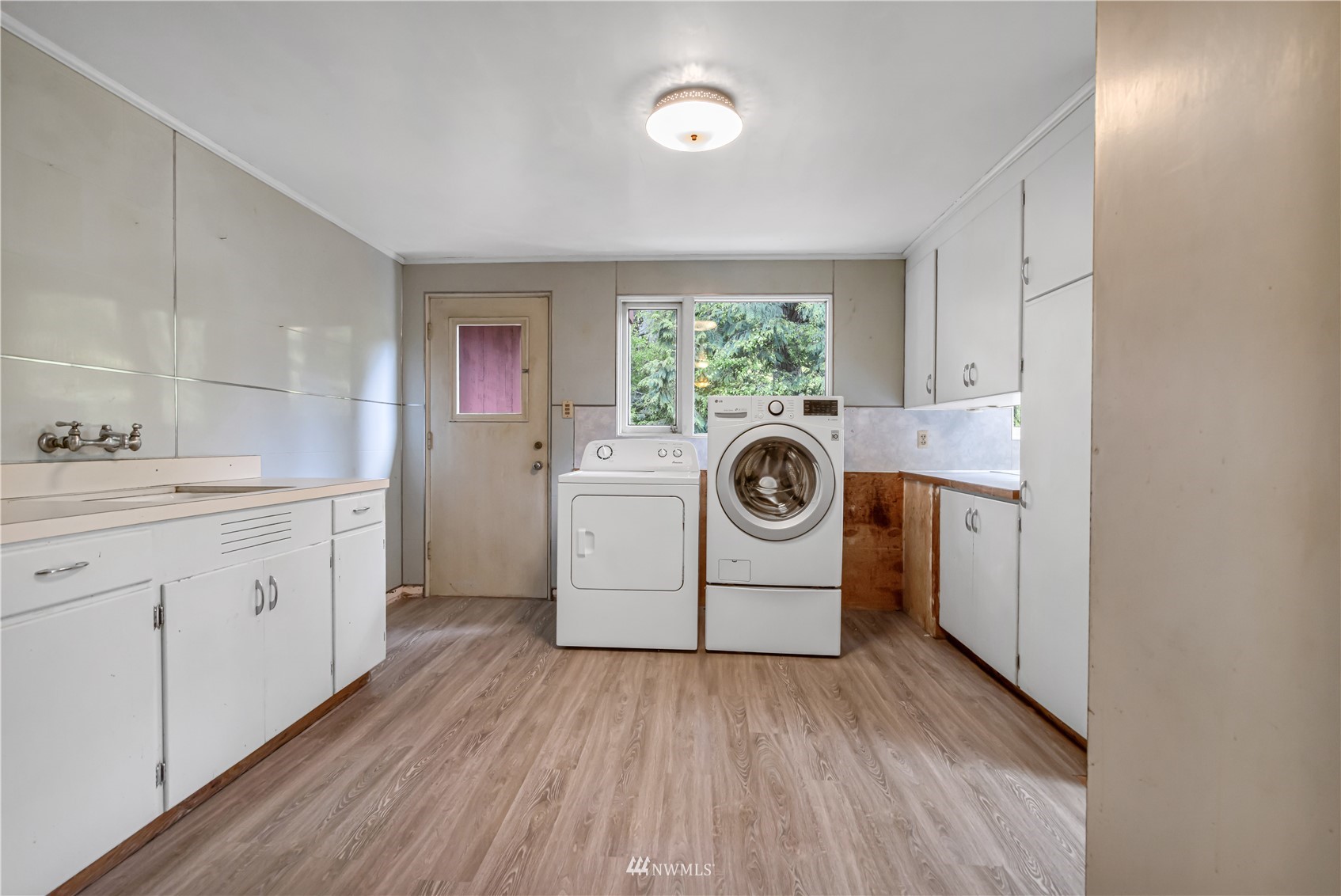 591 Pleasant Bay Road Bellingham, WA 98229 - Photo 14 of 40 a utility room with sink dryer and washer