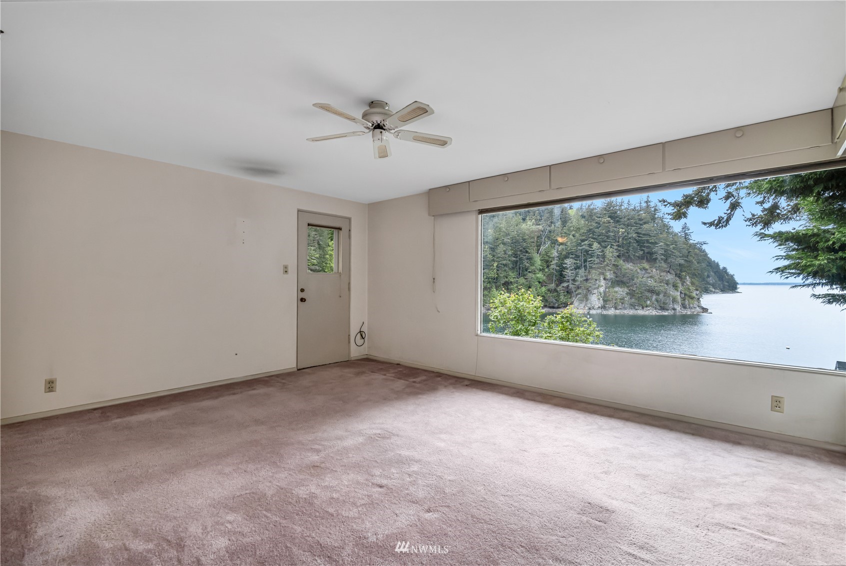 591 Pleasant Bay Road Bellingham, WA 98229 - Photo 19 of 40 an empty room with a window