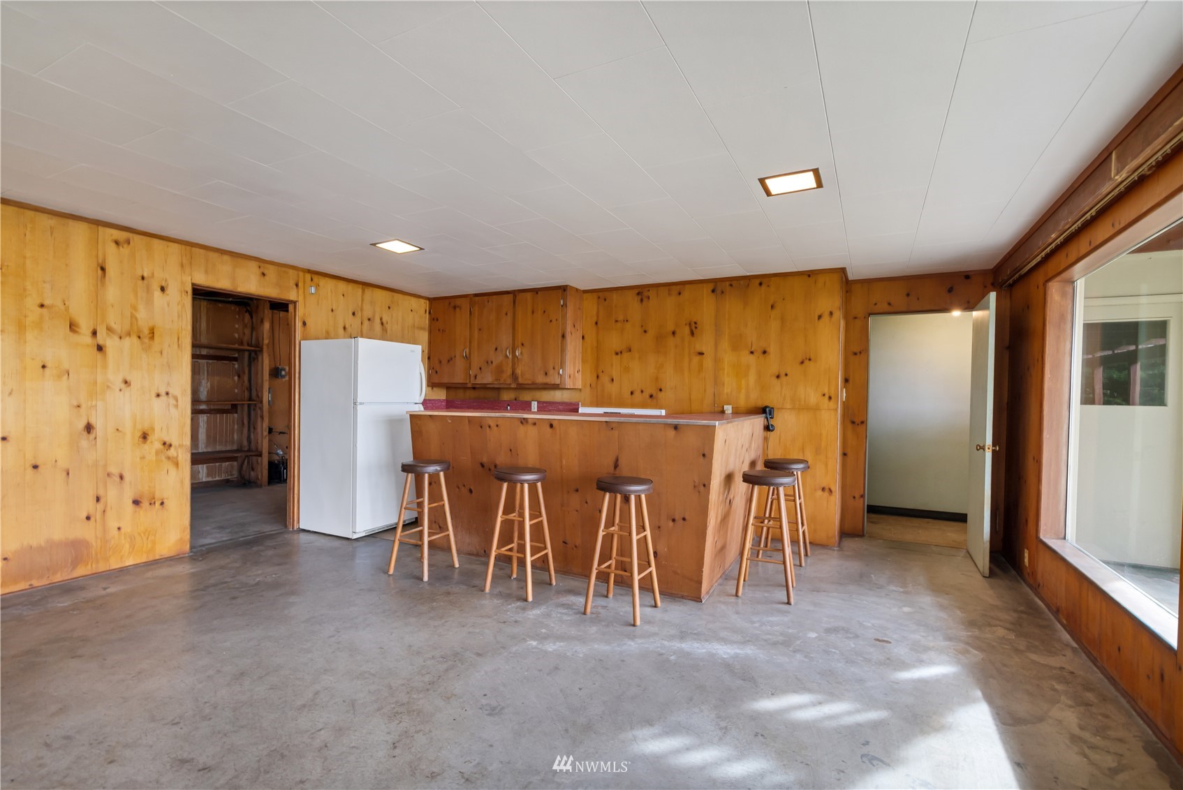 591 Pleasant Bay Road Bellingham, WA 98229 - Photo 30 of 40 a view of a kitchen with furniture and a projector