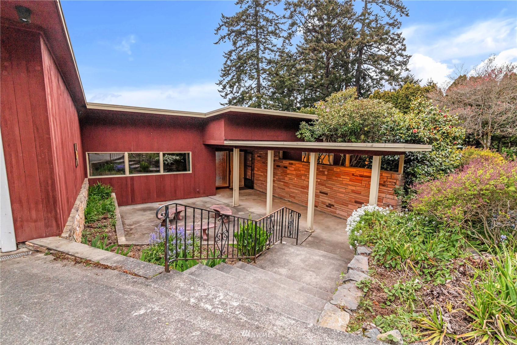 591 Pleasant Bay Road Bellingham, WA 98229 - Photo 8 of 40 a front view of a house with garden