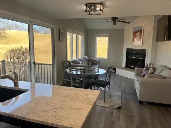 $199,900 | 10 Farmstead Drive, Galena, IL 61036