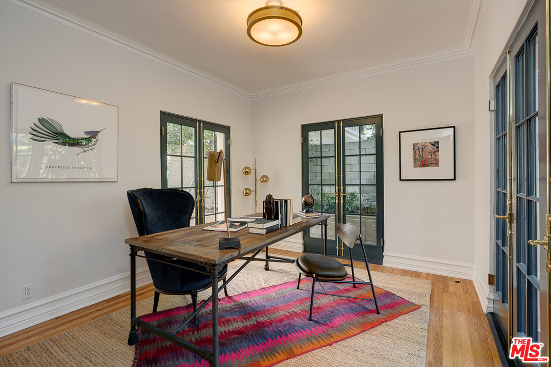 2529 North Commonwealth Avenue Los Angeles, CA 90027 - Photo 14 of 45 a workspace with furniture and a window