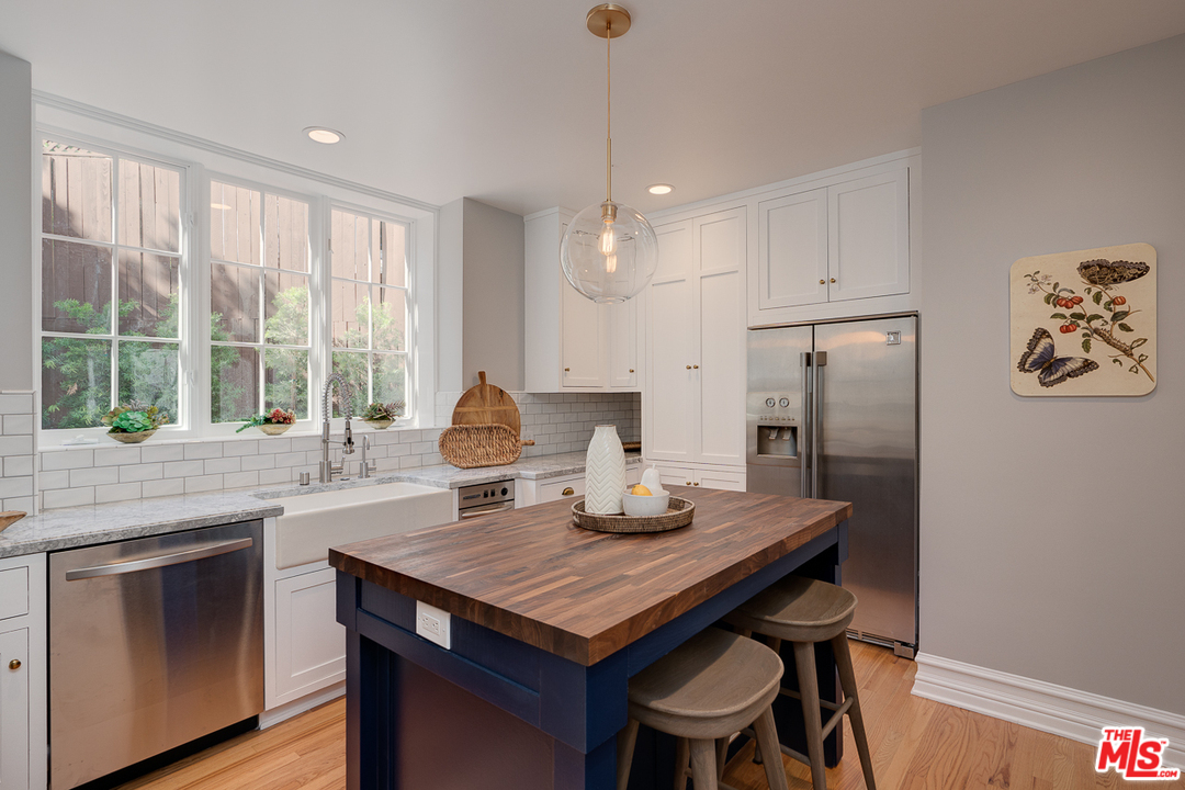 2529 North Commonwealth Avenue Los Angeles, CA 90027 - Photo 18 of 45 a kitchen with a table chairs and refrigerator