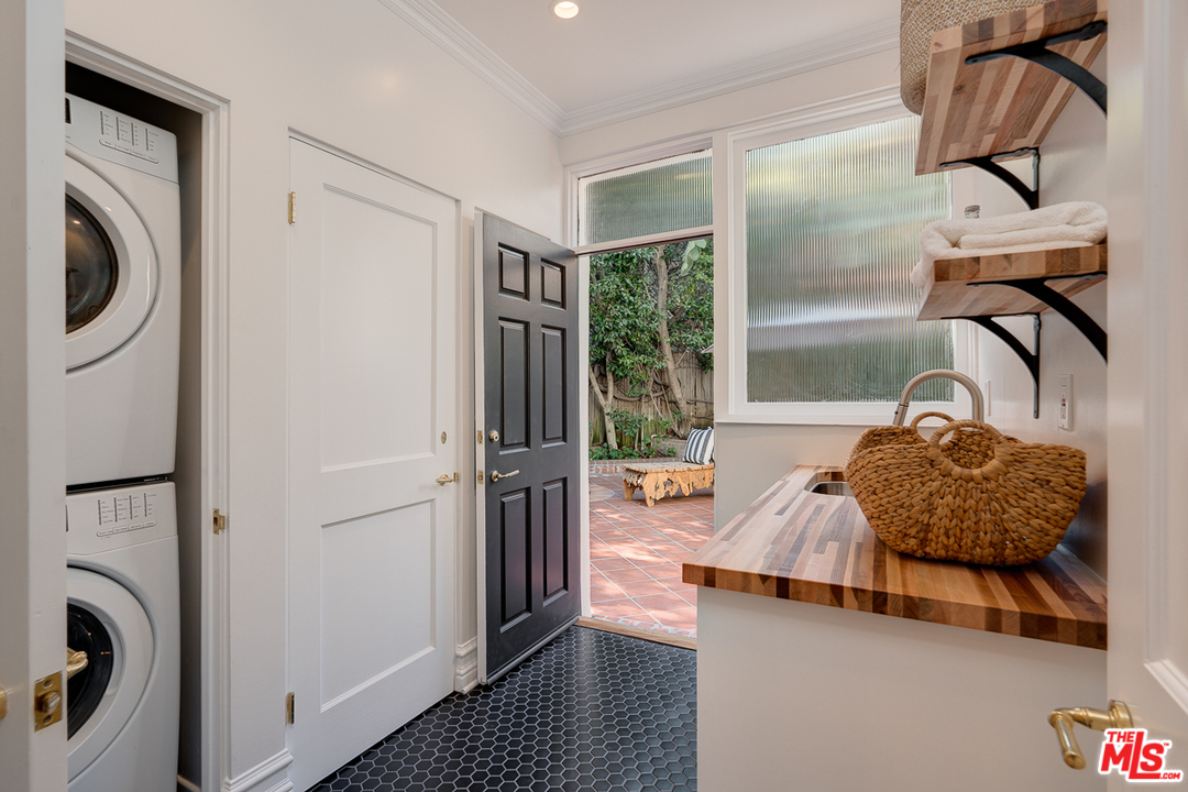 2529 North Commonwealth Avenue Los Angeles, CA 90027 - Photo 19 of 45 a living room with furniture and a window