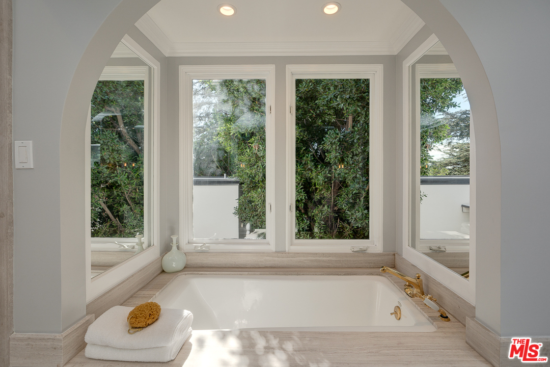 2529 North Commonwealth Avenue Los Angeles, CA 90027 - Photo 24 of 45 a bathroom with bathtub and window