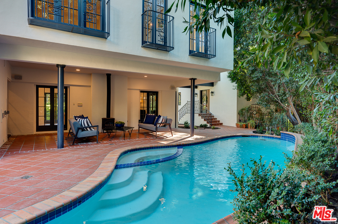 2529 North Commonwealth Avenue Los Angeles, CA 90027 - Photo 38 of 45 a view of a swimming pool and sitting area