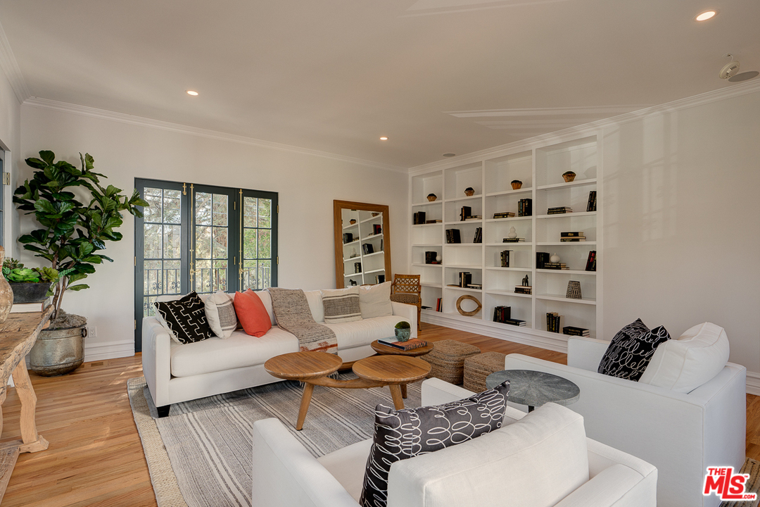 2529 North Commonwealth Avenue Los Angeles, CA 90027 - Photo 42 of 45 a living room with furniture and a potted plant