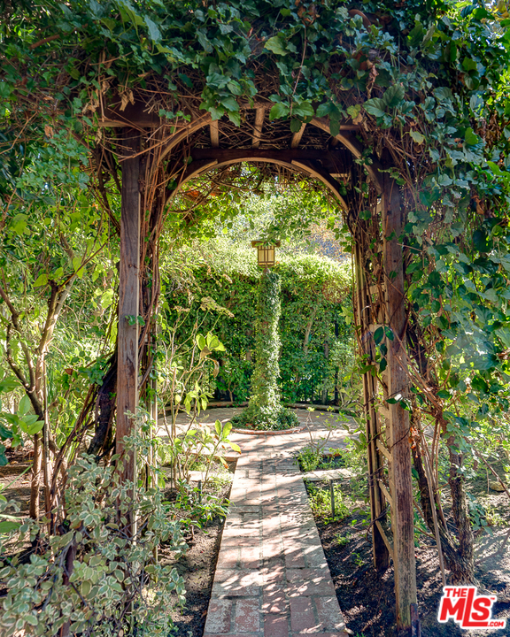 2529 North Commonwealth Avenue Los Angeles, CA 90027 - Photo 45 of 45