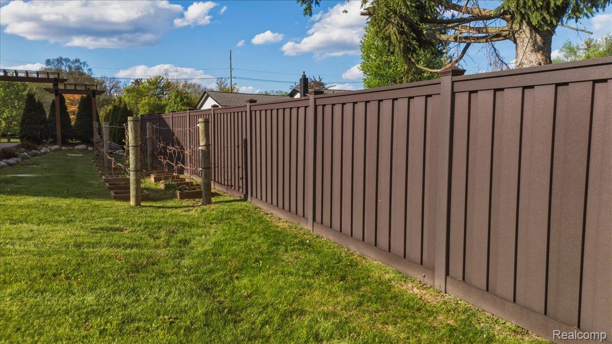 35339 West 13 Mile Road Farmington, MI 48331 - Photo 53 of 72 Composite Fence - NO Maintenance!!!