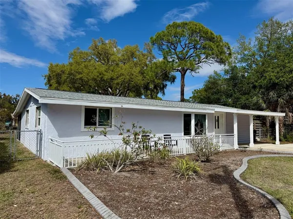 a view of a house with backyard