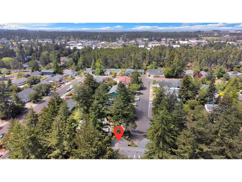 2372 South 22nd Court Florence, OR 97439 - Photo 32 of 33 a view of city and mountain