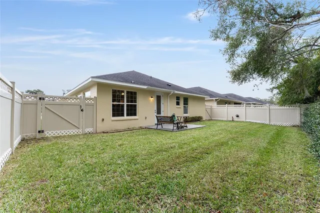 a view of a house with backyard