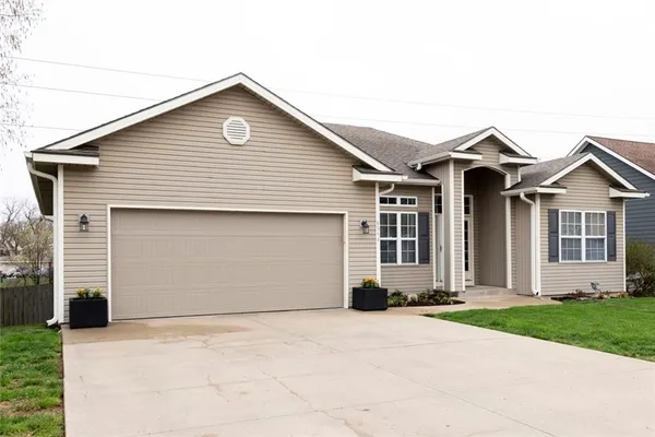 $389,900 | 8544 North Ava Avenue, Kansas City, MO 64154