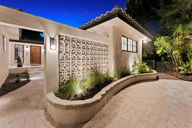 a view of a house with backyard