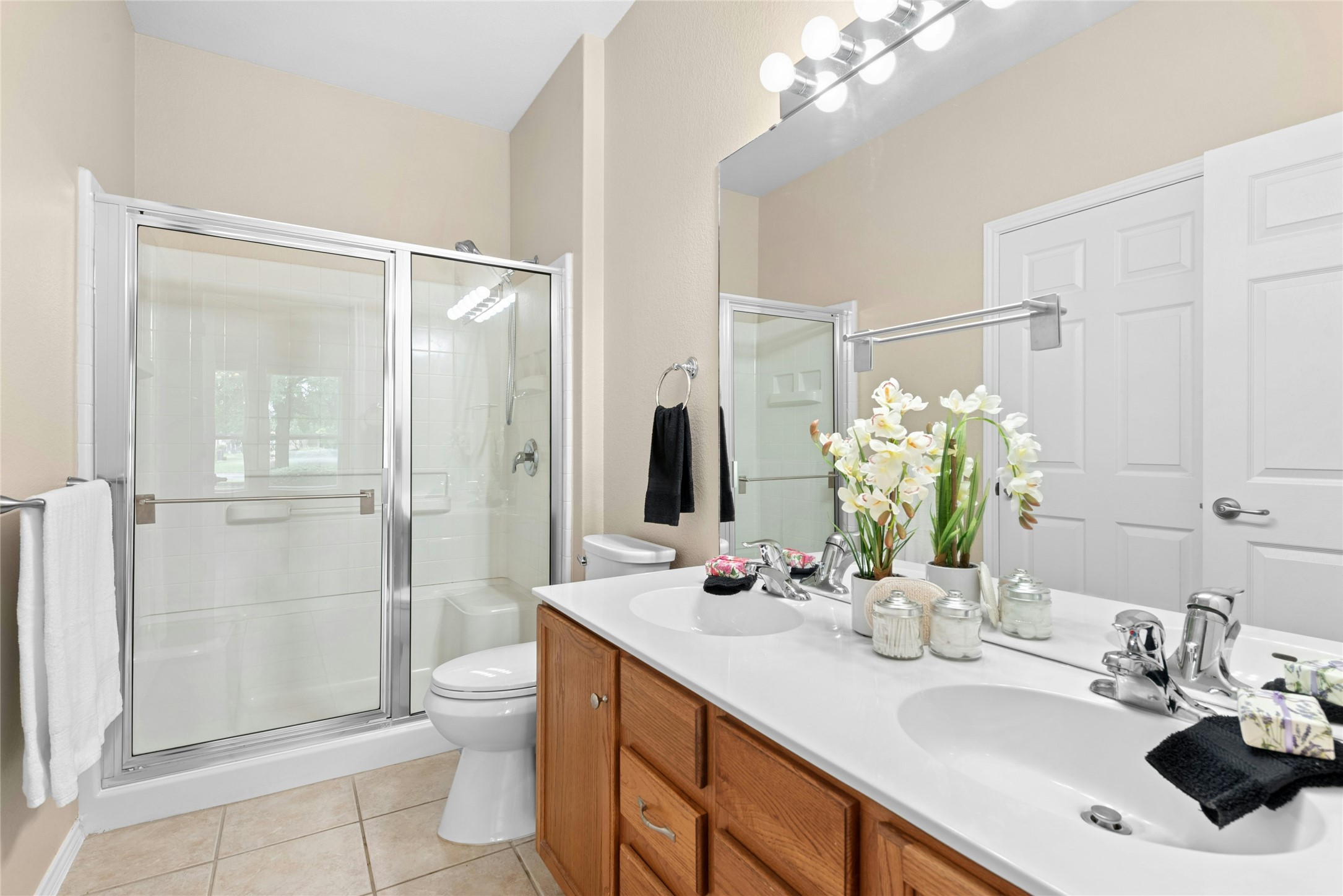 111 Hampton Circle Georgetown, TX 78633 - Photo 20 of 34 a bathroom with a sink a toilet and shower