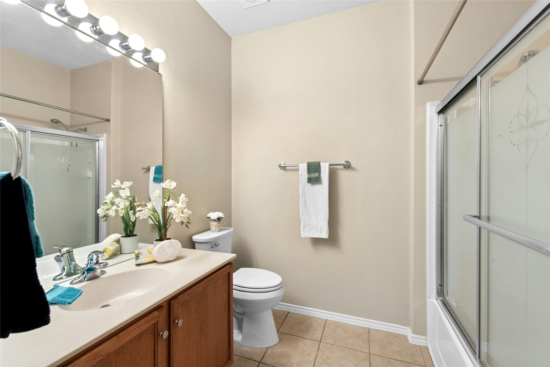 111 Hampton Circle Georgetown, TX 78633 - Photo 25 of 34 a bathroom with a sink toilet and shower