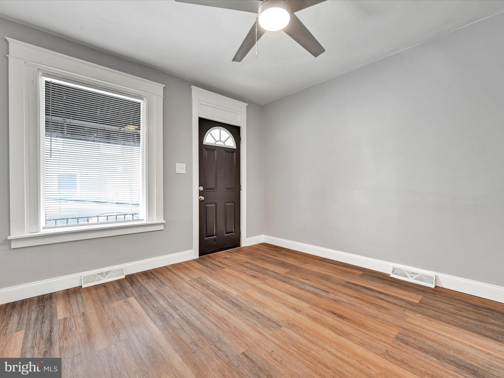 603 Maple Street Reading, PA 19602 - Photo 5 of 25 Living Room