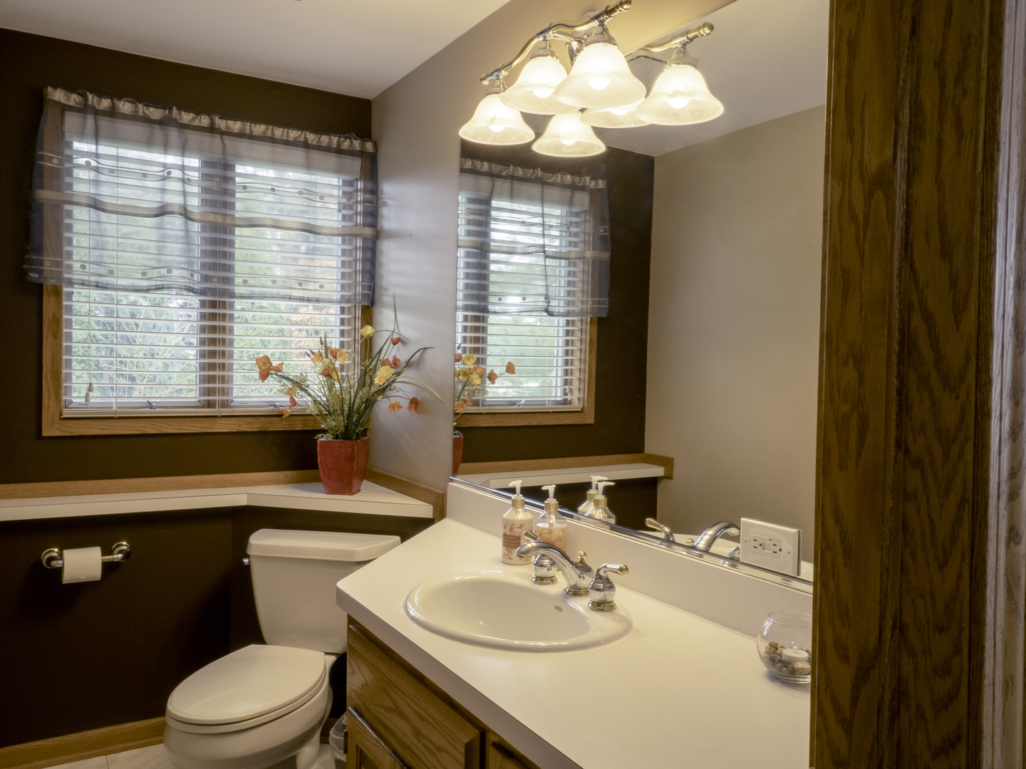 13310 Derby Road Lemont, IL 60439 - Photo 18 of 48 a bathroom with a sink a toilet and tub