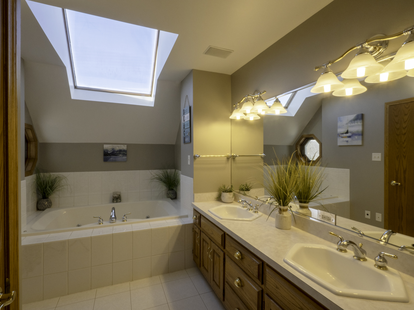 13310 Derby Road Lemont, IL 60439 - Photo 25 of 48 a bathroom with a tub sink and mirror