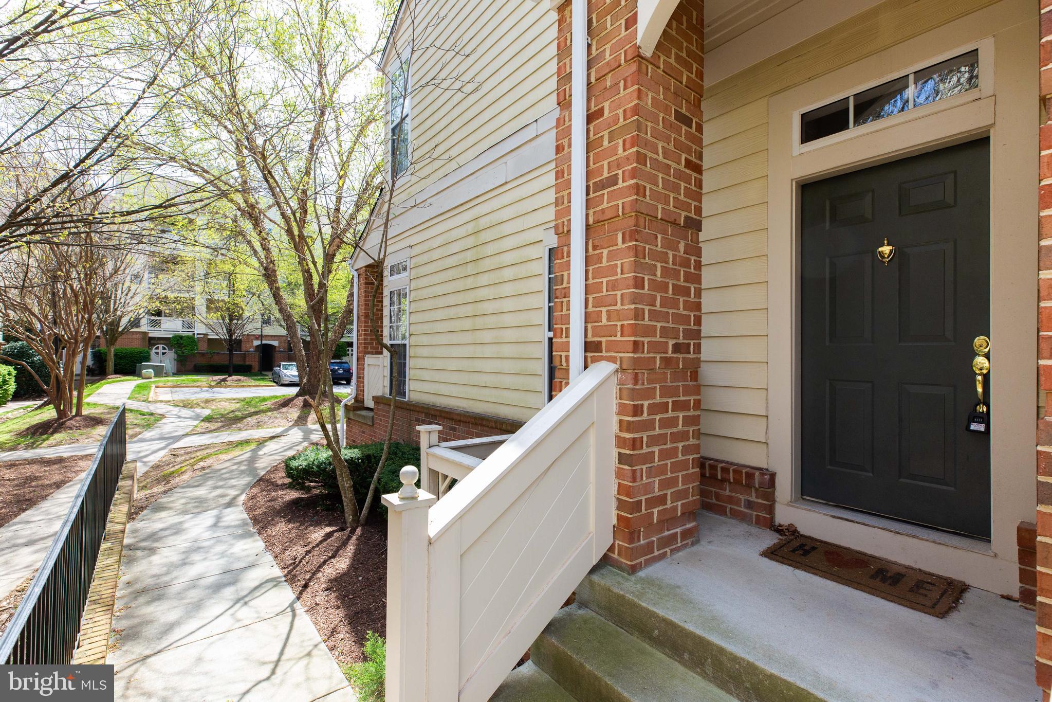 11318 Sundial Court, Unit 813 Reston, VA 20194 - Photo 4 of 26 A private entrance to the unit