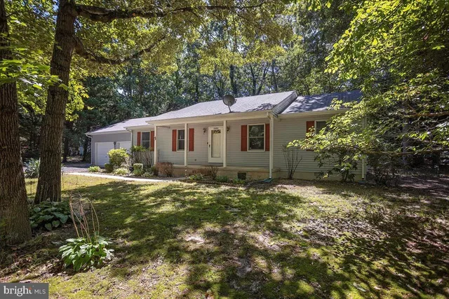 a view of a yard in front of house