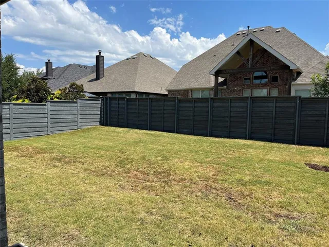 a view of a backyard