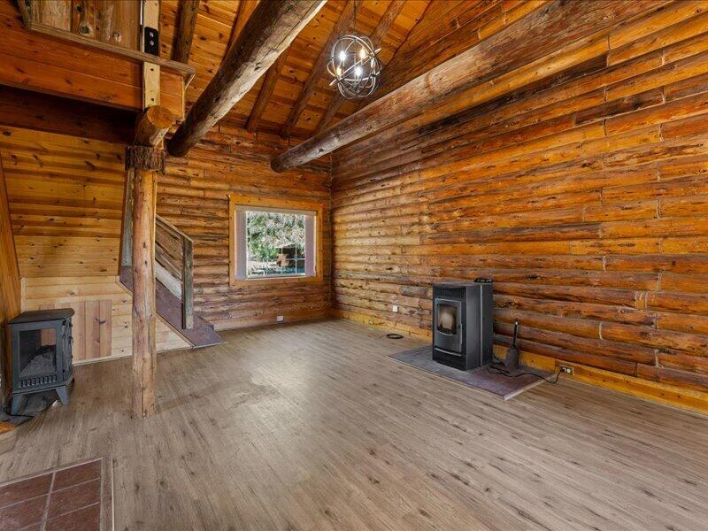 40060 Incline Drive Chiloquin, OR 97624 - Photo 11 of 26 a view of a livingroom with wooden floor