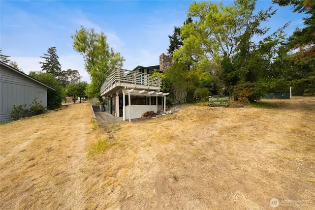 a view of a house with backyard and porch