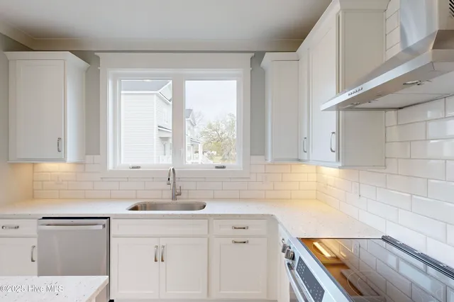 $799,000 | 64 Pier Vw Court, Hampstead, NC 28443