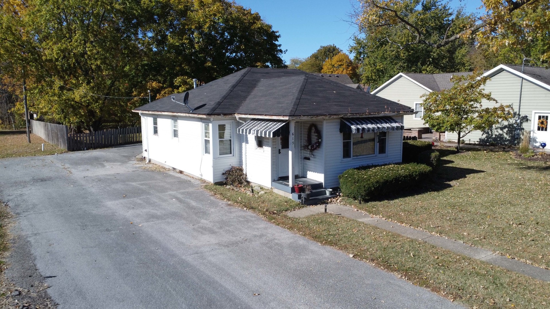 615 South 5th Street Watseka, IL 60970 - Photo 2 of 26 a front view of a house with a yard