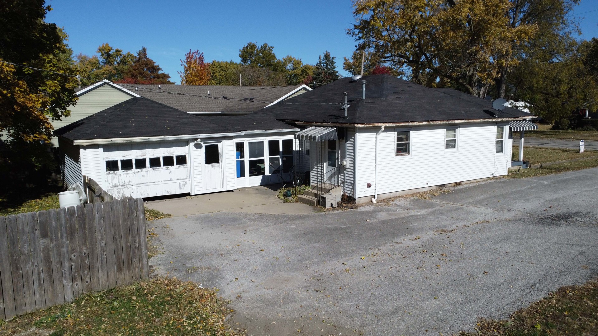 615 South 5th Street Watseka, IL 60970 - Photo 5 of 26 a view of a house with a yard