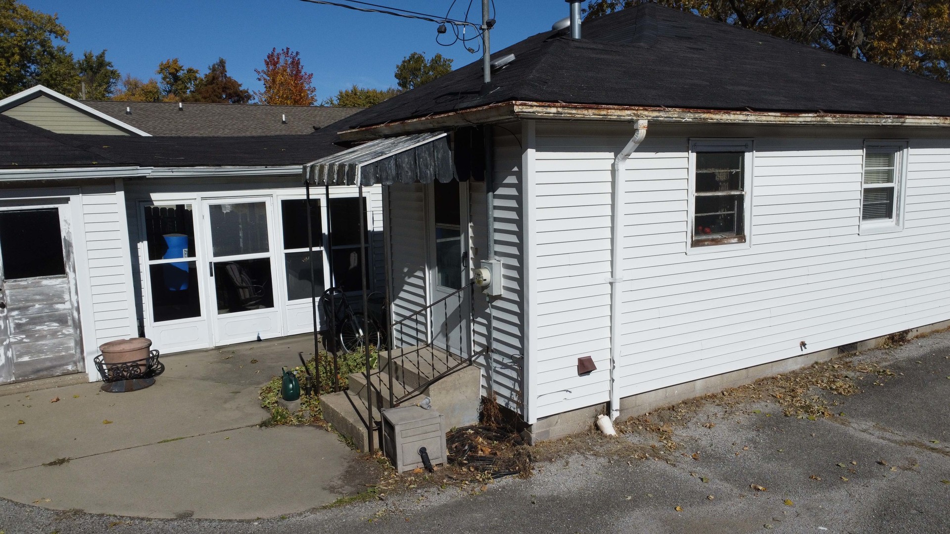 615 South 5th Street Watseka, IL 60970 - Photo 6 of 26 a view of a house with a large window