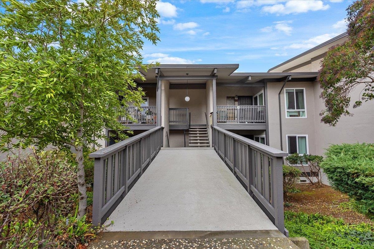 19100 Crest Avenue, Unit 15 Castro Valley, CA 94546 - Photo 2 of 33 a view of a corridor
