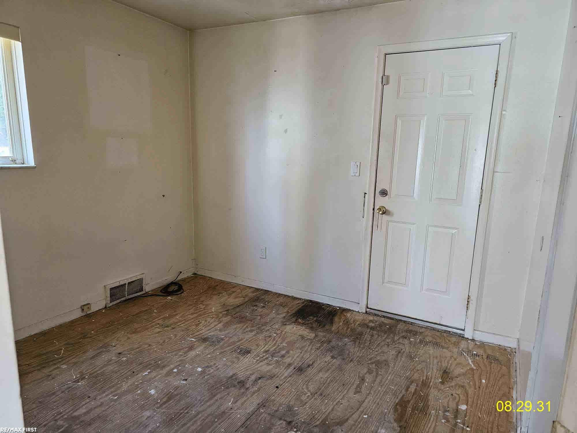 466 Alter Road Detroit, MI 48215 - Photo 4 of 17