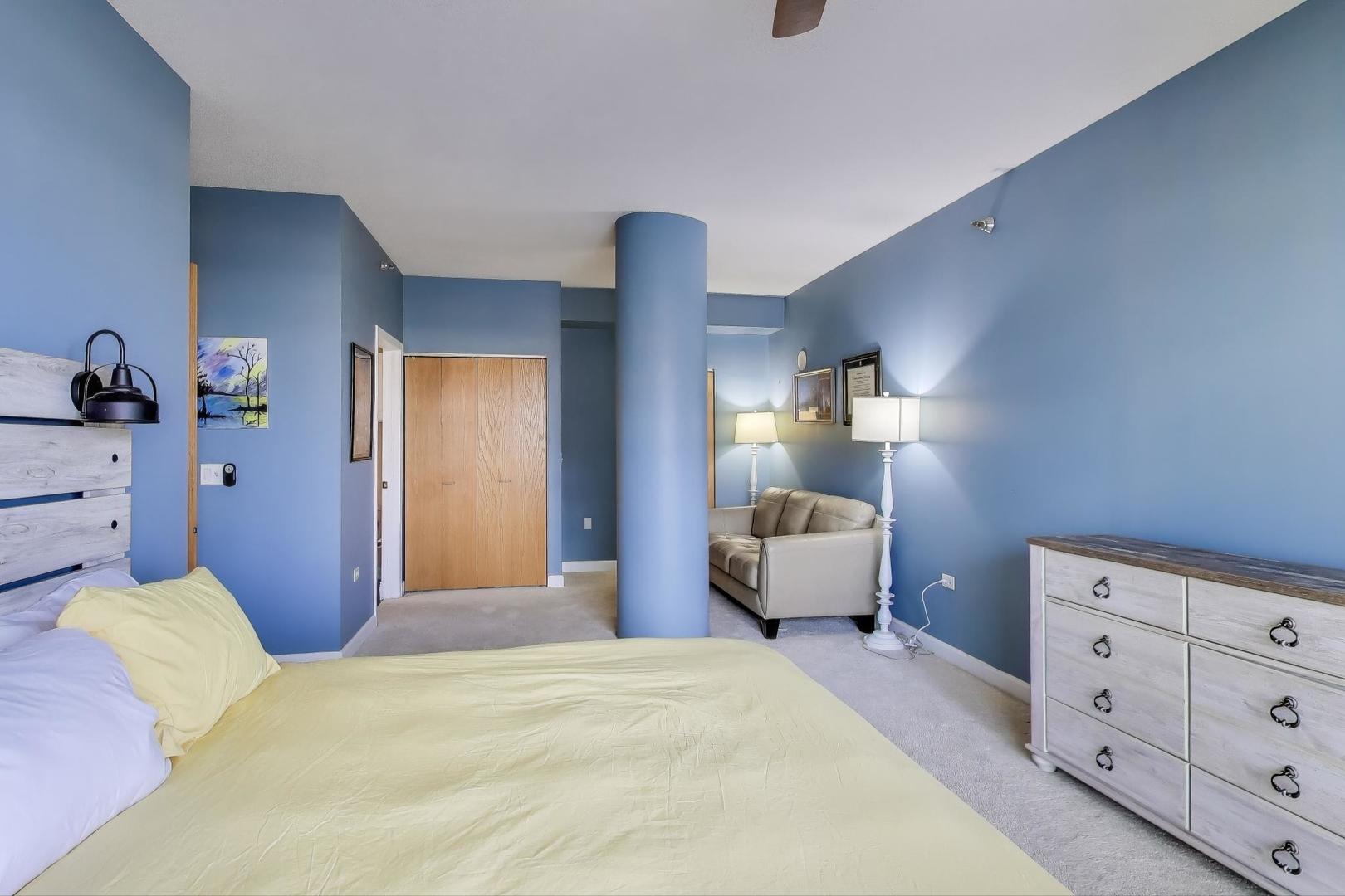 1529 South State Street, Unit 14J Chicago, IL 60605 - Photo 9 of 30 a bedroom with a bed and lamp