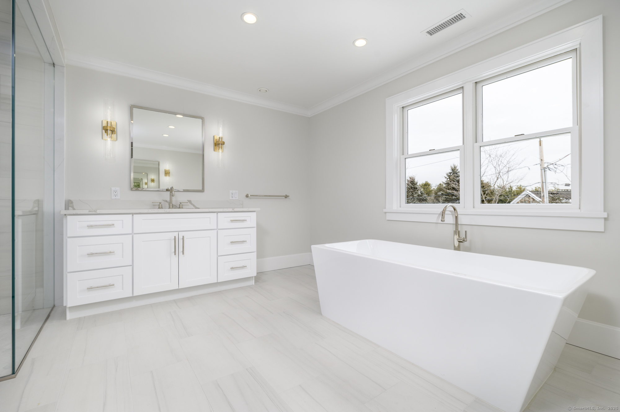 40 Hoyclo Road Stamford, CT 06903 - Photo 25 of 38 a spacious bathroom with a tub sink and mirror