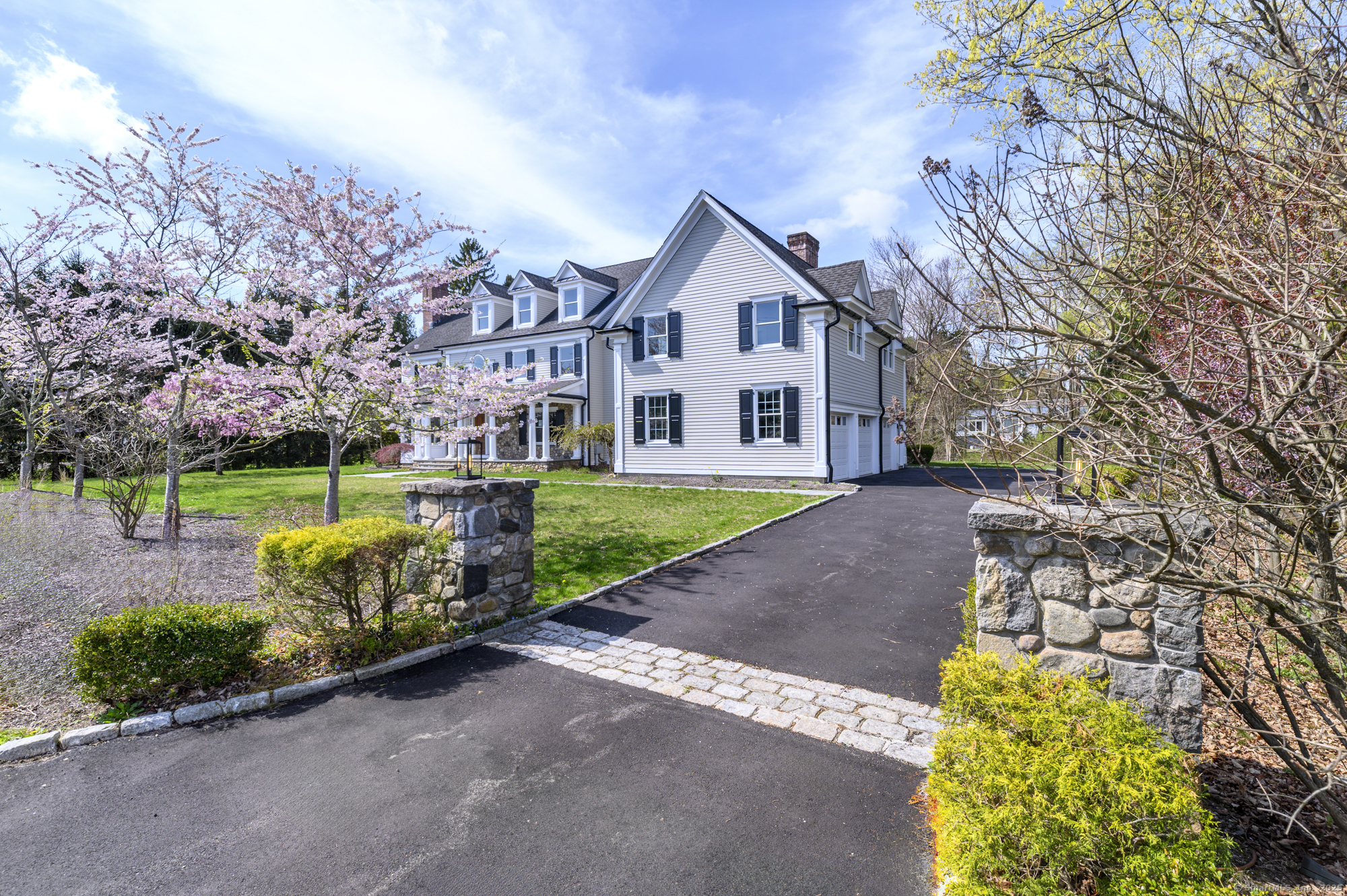 40 Hoyclo Road Stamford, CT 06903 - Photo 4 of 38 a front view of a house with garden