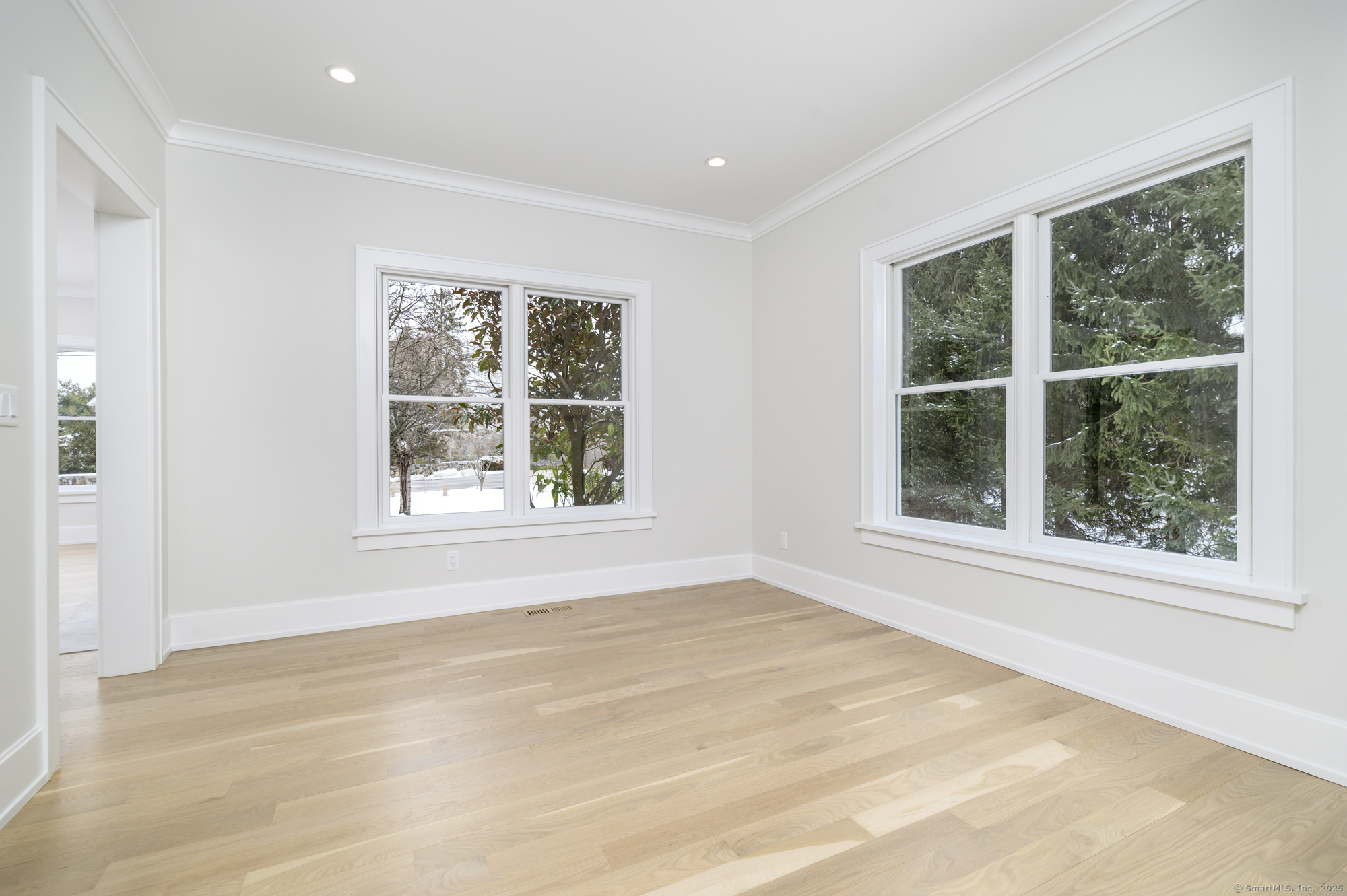 40 Hoyclo Road Stamford, CT 06903 - Photo 7 of 38 an empty room with a window