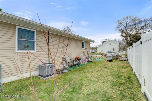 a view of a house with backyard