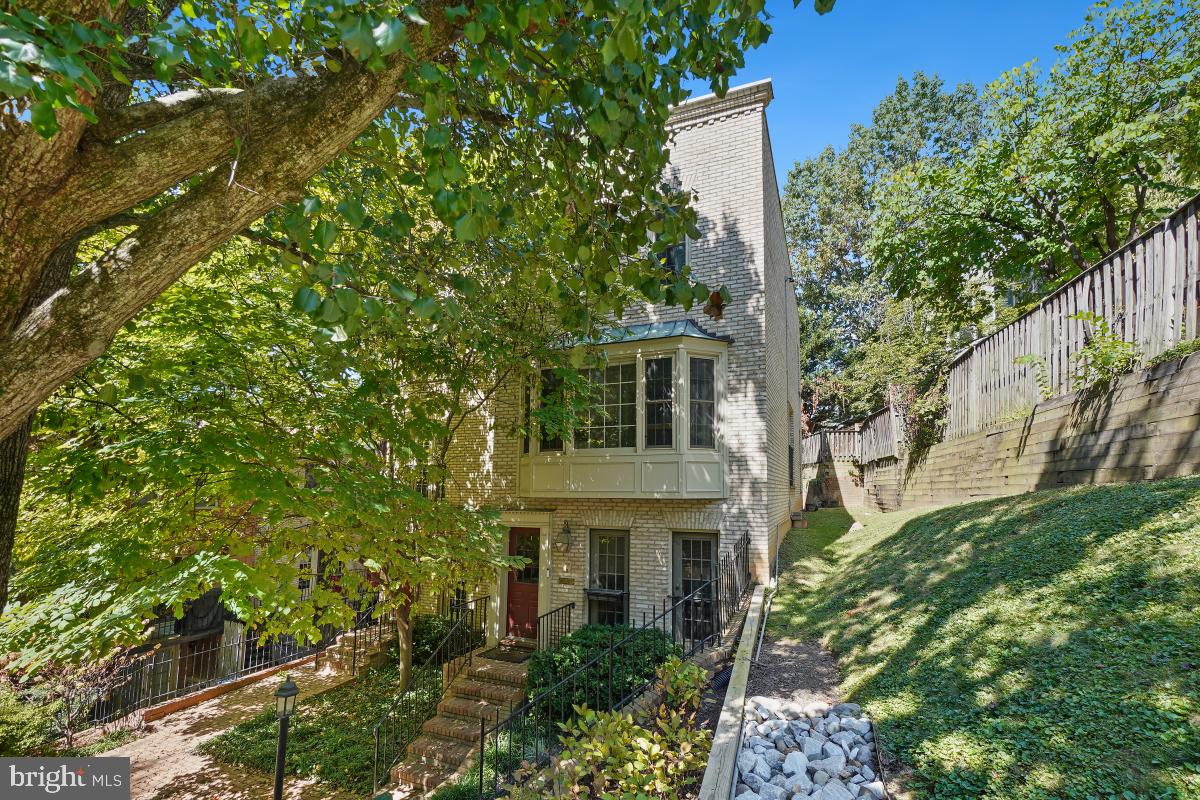 4607 MacArthur Boulevard Northwest, Unit B Washington, DC 20007 - Photo 2 of 34