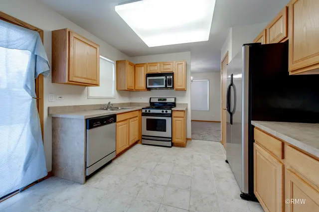 $334,900 | 443 Seneca Lane, Bolingbrook, IL 60440