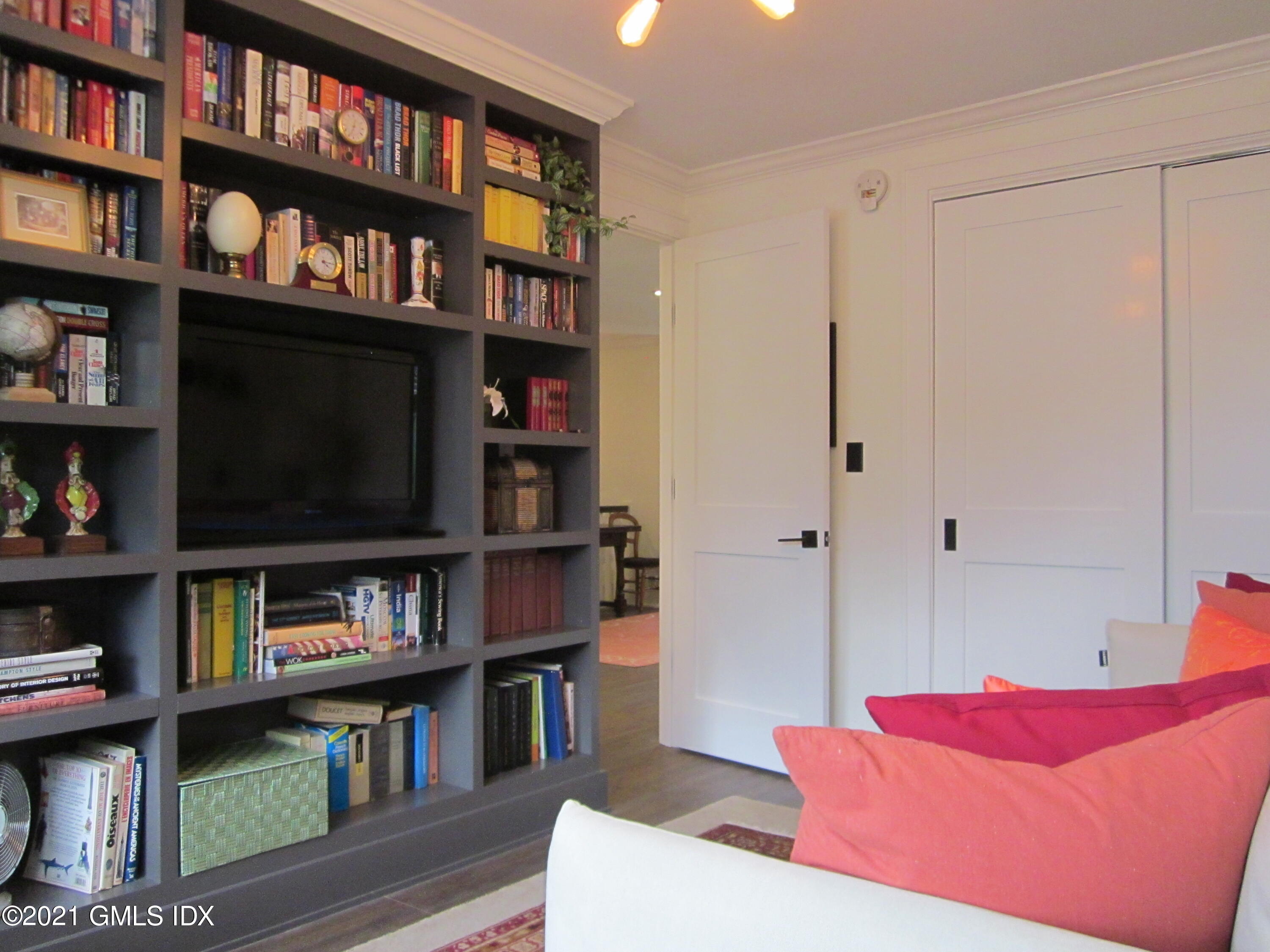 4 Putnam Park, Unit 4 Greenwich, CT 06830 - Photo 17 of 37 a living room with bookshelf and a book shelf