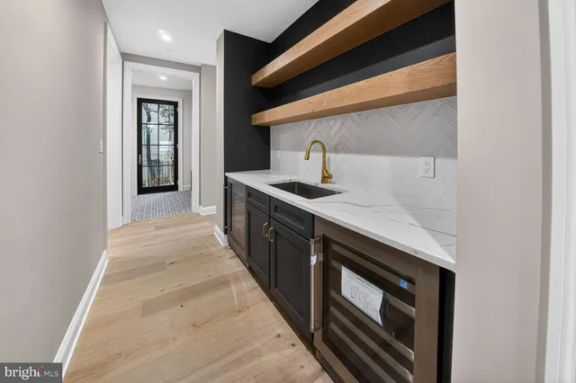 a view of a house with backyard and a garden