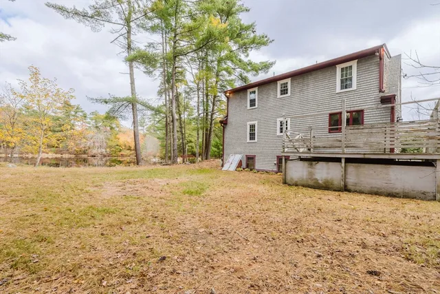 a view of a house with backyard and tree